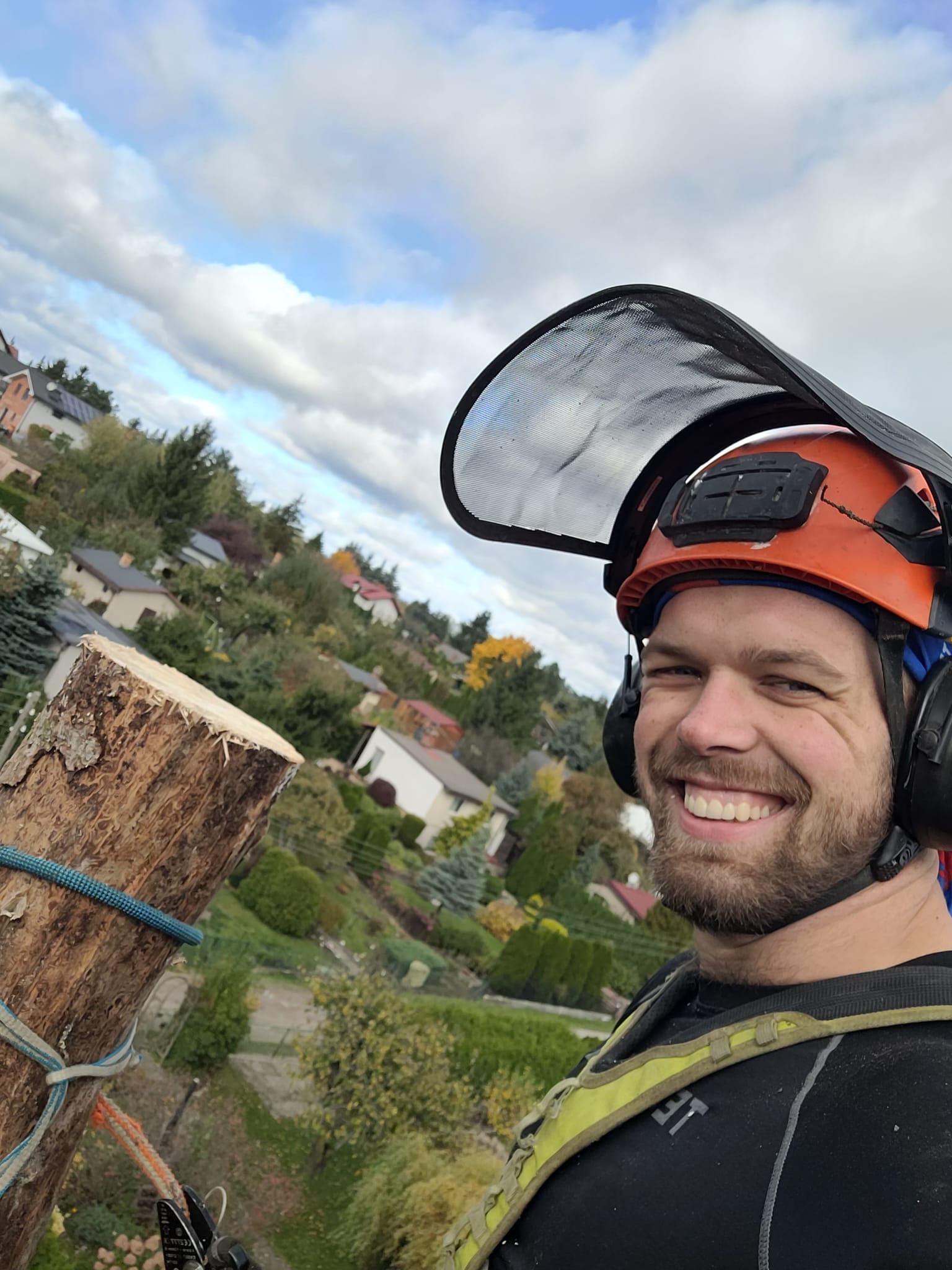 Dawid Kwiatkowski - profesjonalny arboryta w pełnym wyposażeniu bezpieczeństwa